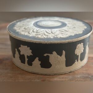 Vintage Ward Baking Co Fruit Cake Round Tin Blue & White Wedgewood Pattern